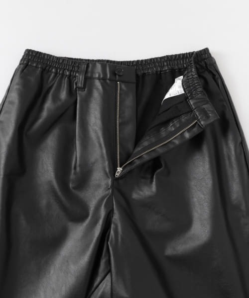 SENSE OF PLACE by URBAN RESEARCH（センスオブプレイスバイアーバンリサーチ）の「フェイクレザーワイドショートパンツ（その他パンツ・メンズ・ブラック・MEDIUM/LARGE）」の4枚目の写真