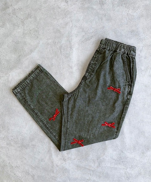 CALMIA（カルミア）の「リボンいっぱいデニムパンツ/おとな（デニムパンツ・レディース・ライトブルー/ブラック・160cm）」の2枚目の写真