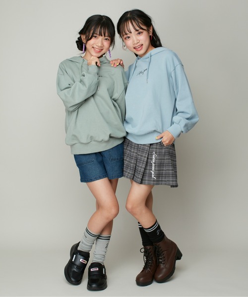SISTER JENNI(SISTER JENNI)の「【コットン100%】バックタイダイロゴパーカー(パーカー・キッズ・ミント/ブラック/サックスブルー・140cm/150cm/130cm/160cm)」の4枚目の写真