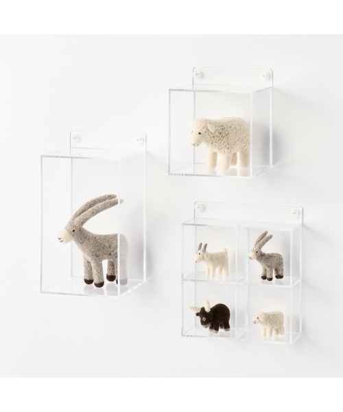 無印良品（ムジルシリョウヒン）の「壁に付けられるアクリルディスプレイ　ボックス型　４小間　約幅１６．９×奥行６．４×高さ１９．４ｃｍ　石こうボード用（収納グッズ・メンズ・クリア・FREE）」の5枚目の写真