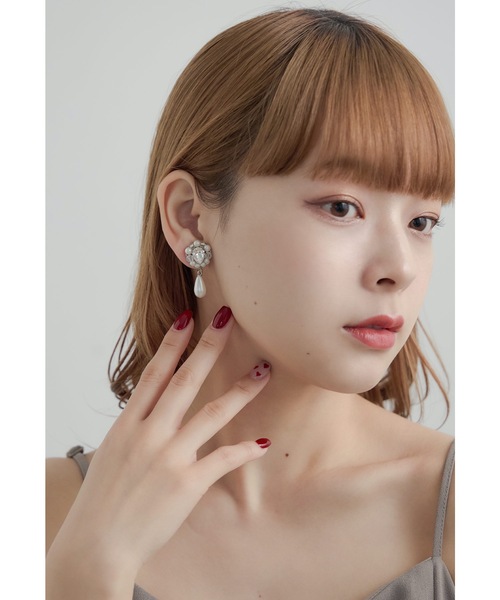 niana(ニアナ)の「ドロップパールビジューイヤリング 結婚式 二次会 同窓会 お呼ばれ フォーマル オケージョン ゴールド シルバー ホワイト ボリューム(イヤリング・レディース・シルバー/ゴールド・FREE)」の10枚目の写真