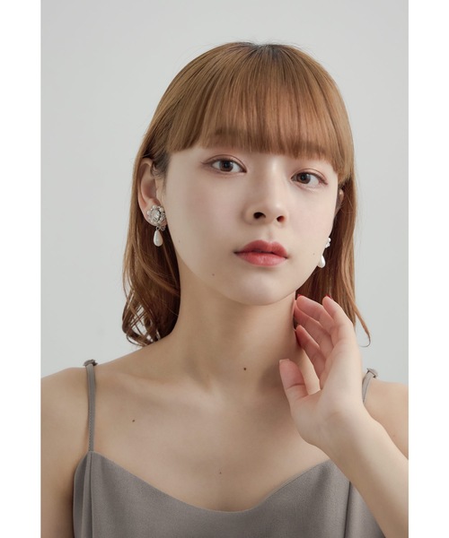 niana(ニアナ)の「ドロップパールビジューイヤリング 結婚式 二次会 同窓会 お呼ばれ フォーマル オケージョン ゴールド シルバー ホワイト ボリューム(イヤリング・レディース・シルバー/ゴールド・FREE)」の4枚目の写真