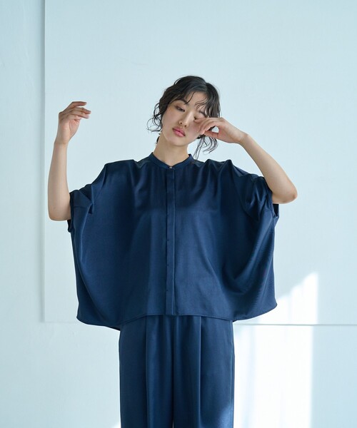 CAST:(キャストコロン)の「【セットアップ対応/吸水速乾/UV効果】シルキーツイルフォルムブラウス(シャツ/ブラウス・レディース・グリーン/ネイビー・M)」の1枚目の写真