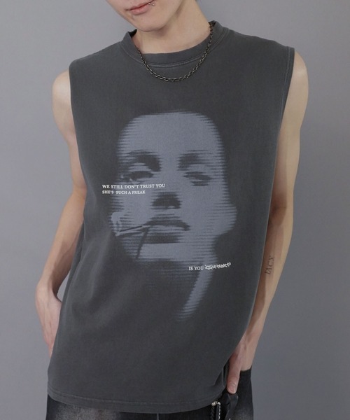 SPINNS（スピンズ）の「ヴィンテージライクピグメントノースリーブTシャツ/ガールプリント（Tシャツ/カットソー・メンズ・ブラック/カーキ・ONESIZE）」の2枚目の写真