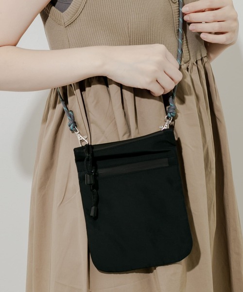 SMELLY（スメリー）の「ジップミニサコッシュ（ショルダーバッグ・レディース・ブラック/アイボリー・-）」の15枚目の写真