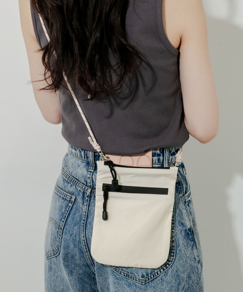 SMELLY（スメリー）の「ジップミニサコッシュ（ショルダーバッグ・レディース・ブラック/アイボリー・-）」の18枚目の写真