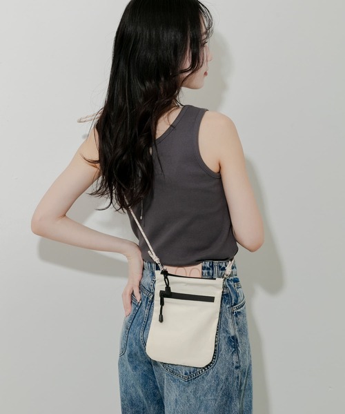 SMELLY（スメリー）の「ジップミニサコッシュ（ショルダーバッグ・レディース・ブラック/アイボリー・-）」の8枚目の写真