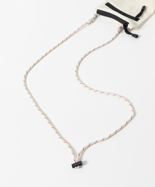 SMELLY（スメリー）の「ジップミニサコッシュ（ショルダーバッグ・レディース・ブラック/アイボリー・-）」の3枚目の写真