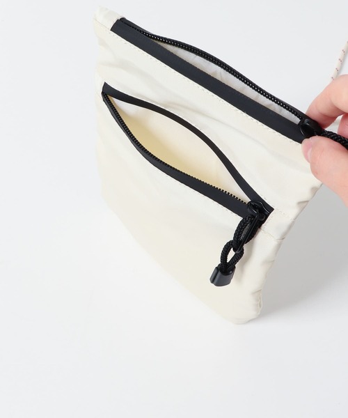 SMELLY（スメリー）の「ジップミニサコッシュ（ショルダーバッグ・レディース・ブラック/アイボリー・-）」の4枚目の写真