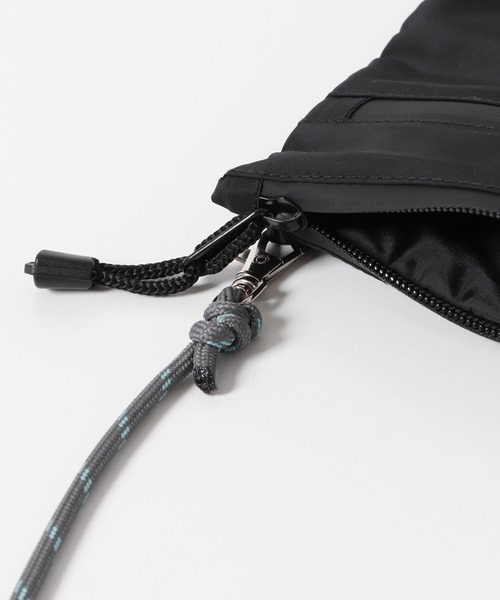 SMELLY（スメリー）の「ジップミニサコッシュ（ショルダーバッグ・レディース・ブラック/アイボリー・-）」の6枚目の写真