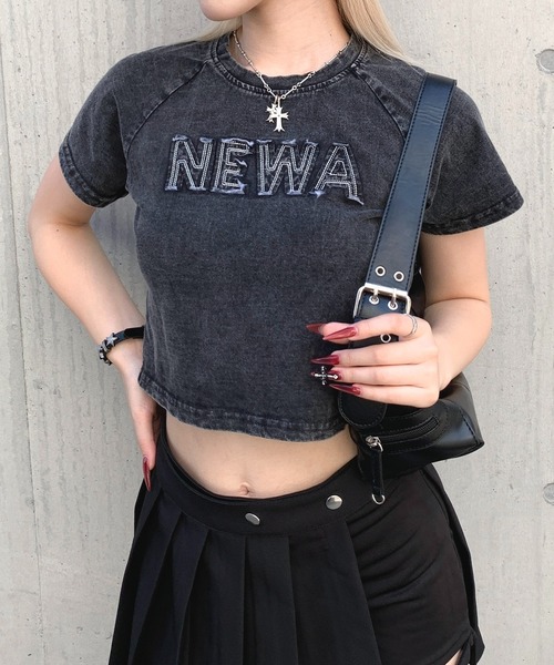lilful(リルフル)の「ダメージ英字ロゴワッペン デニムコンパクトショート丈Tシャツ 肌見せ(Tシャツ/カットソー・レディース・ブラック・S/M/L)」の1枚目の写真