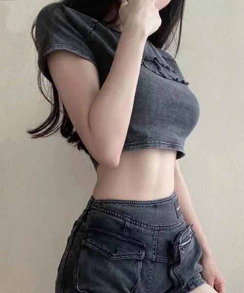 lilful(リルフル)の「ダメージ英字ロゴワッペン デニムコンパクトショート丈Tシャツ 肌見せ(Tシャツ/カットソー・レディース・ブラック・S/M/L)」の2枚目の写真