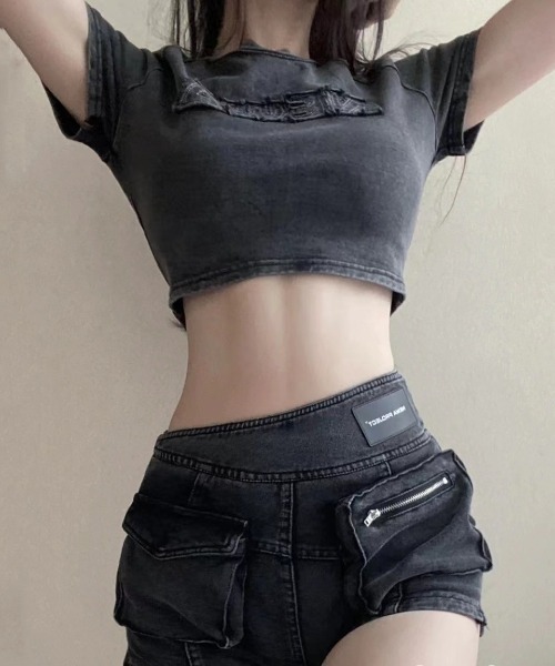 lilful(リルフル)の「ダメージ英字ロゴワッペン デニムコンパクトショート丈Tシャツ 肌見せ(Tシャツ/カットソー・レディース・ブラック・S/M/L)」の3枚目の写真