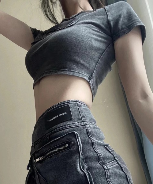 lilful(リルフル)の「ダメージ英字ロゴワッペン デニムコンパクトショート丈Tシャツ 肌見せ(Tシャツ/カットソー・レディース・ブラック・S/M/L)」の4枚目の写真