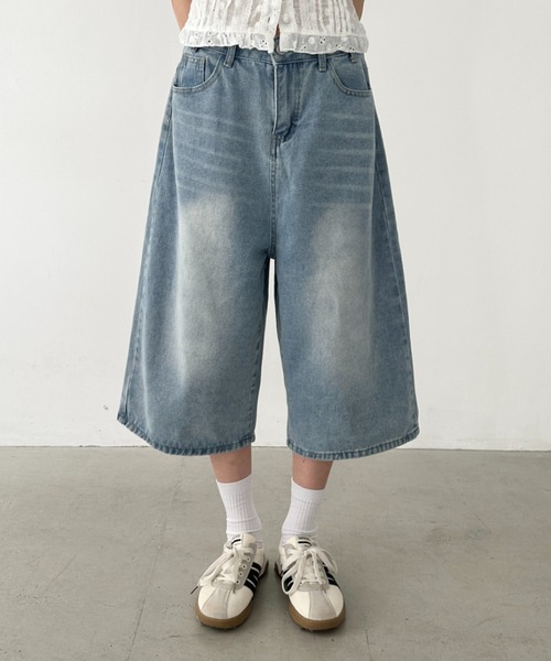 Bamm(バム)の「デニムハーフワイドパンツ(デニムパンツ・レディース・ブラック/ライトブルー・M/L)」の1枚目の写真