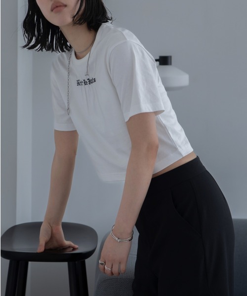 VACANCY(ヴァカンシー)の「ロゴ刺繍ギャザーショート丈Tシャツ(Tシャツ/カットソー・レディース・レッド/ブラック/ホワイト・FREE)」の6枚目の写真