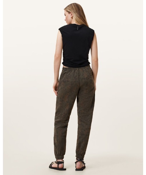 ALLSAINTS(オールセインツ)の「VAL HIGH-RISE CARGO LINEN BLEND TROUSERS | VAL ハイライズ カーゴ リネン ブレンド トラウザー(カーゴパンツ・レディース・グリーン系その他・8/4/6)」の7枚目の写真