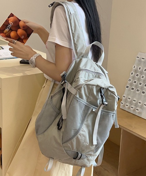 LA VORAGINE(ラ ヴォラジネ)の「大容量リュックサック(スポーツ・旅行兼用)(バックパック/リュック・レディース・ブラック/グレー・FREE)」の1枚目の写真