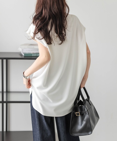 La-gemme（ラジェム）の「フレンチスリーブ ラウンドヘムトップス（Tシャツ/カットソー・レディース・グレイッシュベージュ/ホワイト/ブラック・フリー）」の6枚目の写真