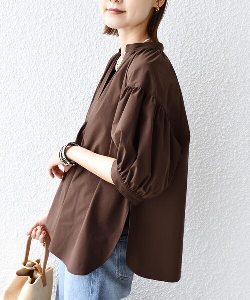 SHIPS(シップス)の「〈接触冷感 / 撥水加工〉TEX BRID(R)タフタ スキッパー 5分袖 ブラウス(シャツ/ブラウス・レディース・ブラウン/オフホワイト/ネイビー・ONE SIZE)」の2枚目の写真