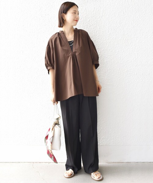 SHIPS(シップス)の「〈接触冷感 / 撥水加工〉TEX BRID(R)タフタ スキッパー 5分袖 ブラウス(シャツ/ブラウス・レディース・ブラウン/オフホワイト/ネイビー・ONE SIZE)」の4枚目の写真