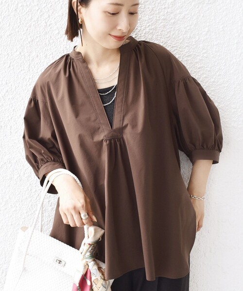SHIPS(シップス)の「〈接触冷感 / 撥水加工〉TEX BRID(R)タフタ スキッパー 5分袖 ブラウス(シャツ/ブラウス・レディース・ブラウン/オフホワイト/ネイビー・ONE SIZE)」の12枚目の写真