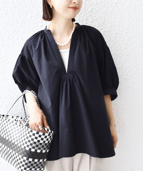 SHIPS(シップス)の「〈接触冷感 / 撥水加工〉TEX BRID(R)タフタ スキッパー 5分袖 ブラウス(シャツ/ブラウス・レディース・ブラウン/オフホワイト/ネイビー・ONE SIZE)」の15枚目の写真