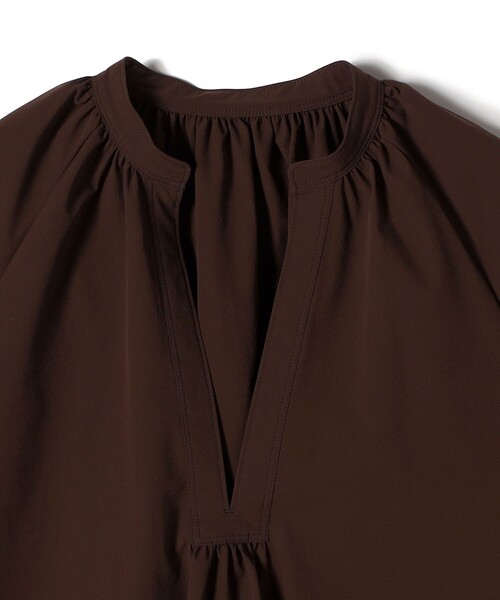 SHIPS(シップス)の「〈接触冷感 / 撥水加工〉TEX BRID(R)タフタ スキッパー 5分袖 ブラウス(シャツ/ブラウス・レディース・ブラウン/オフホワイト/ネイビー・ONE SIZE)」の20枚目の写真