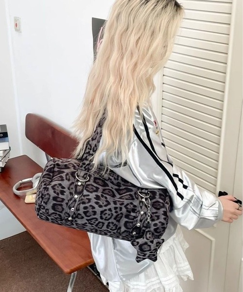 CANVAS+(キャンバスプラス)の「【CANVAS+】チャーム付きミニドラムバッグ(ショルダーバッグ・レディース・グレー/カーキ・FREE)」の1枚目の写真