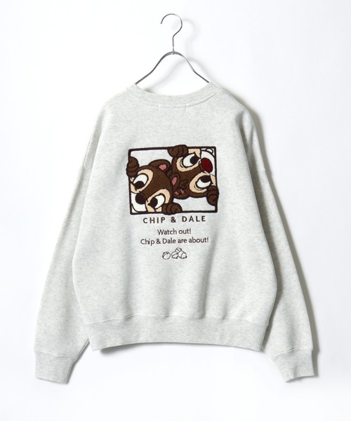 Disney（ディズニー）の「Disney（ディズニー）キャラクターサガラ刺繍・ヴィンテージライクプリント スウェットトレーナー（裏起毛）ミッキーマウス/スティッチ/チップとデール（スウェット・レディース・カーキ/ホワイト系その他/ダークグレー/マスタード/ブルー/ホワイト系その他2/グレー系その他/ワイン・M/L）」の2枚目の写真