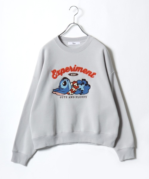 Disney（ディズニー）の「Disney（ディズニー）キャラクターサガラ刺繍・ヴィンテージライクプリント スウェットトレーナー（裏起毛）ミッキーマウス/スティッチ/チップとデール（スウェット・レディース・カーキ/ホワイト系その他/ダークグレー/マスタード/ブルー/ホワイト系その他2/グレー系その他/ワイン・M/L）」の5枚目の写真