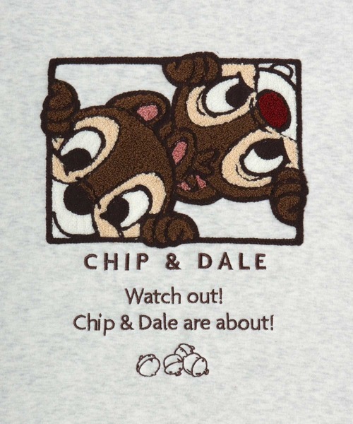 Disney（ディズニー）の「Disney（ディズニー）キャラクターサガラ刺繍・ヴィンテージライクプリント スウェットトレーナー（裏起毛）ミッキーマウス/スティッチ/チップとデール（スウェット・レディース・カーキ/ホワイト系その他/ダークグレー/マスタード/ブルー/ホワイト系その他2/グレー系その他/ワイン・M/L）」の19枚目の写真