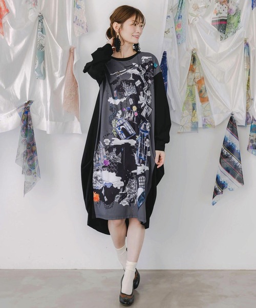 ScoLar(スカラー)の「ScoLar(スカラー) 不思議な街柄タック入りワンピース(ワンピース・レディース・ブラック・MEDIUM)」の1枚目の写真