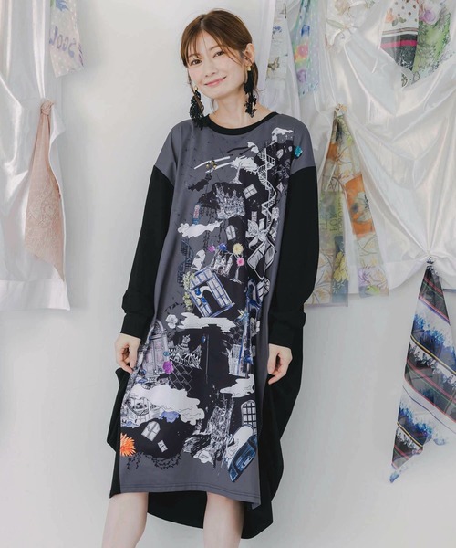 ScoLar(スカラー)の「ScoLar(スカラー) 不思議な街柄タック入りワンピース(ワンピース・レディース・ブラック・MEDIUM)」の2枚目の写真