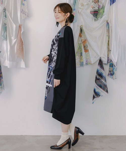 ScoLar(スカラー)の「ScoLar(スカラー) 不思議な街柄タック入りワンピース(ワンピース・レディース・ブラック・MEDIUM)」の4枚目の写真