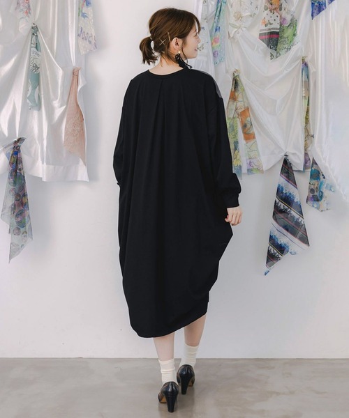 ScoLar(スカラー)の「ScoLar(スカラー) 不思議な街柄タック入りワンピース(ワンピース・レディース・ブラック・MEDIUM)」の5枚目の写真