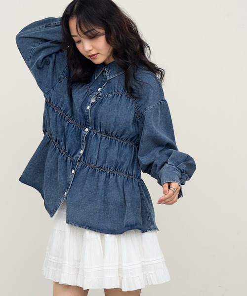 NOGLE(ノグル)の「【NOGLE/ノグル】シャーリングデニムシャツ(シャツ/ブラウス・レディース・ブルー/ブラック・FREE)」の2枚目の写真
