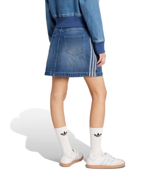 adidas(アディダス)の「adidas Originals ADICOLOR 3 STRIPES DENIM MINI SKIRT(アディダスオリジナルス アディカラー スリーストライプス デニム ミニ スカート)(デニムスカート・レディース・ネイビー系・SMALL/MEDIUM/LARGE)」の3枚目の写真