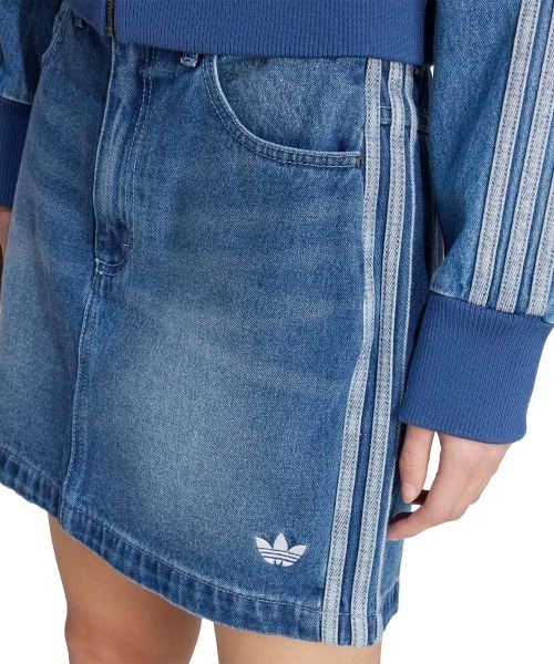 adidas(アディダス)の「adidas Originals ADICOLOR 3 STRIPES DENIM MINI SKIRT(アディダスオリジナルス アディカラー スリーストライプス デニム ミニ スカート)(デニムスカート・レディース・ネイビー系・SMALL/MEDIUM/LARGE)」の4枚目の写真