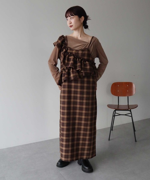 earth music&ecology(アースミュージックアンドエコロジー)の「【2025AW】2wayフリルチェックキャミワンピース(ワンピース・レディース・ブラック/ブラウン・FREE)」の2枚目の写真