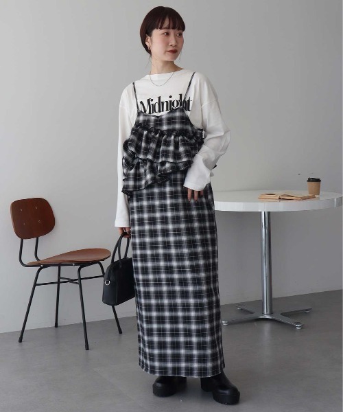earth music&ecology(アースミュージックアンドエコロジー)の「【2025AW】2wayフリルチェックキャミワンピース(ワンピース・レディース・ブラック/ブラウン・FREE)」の1枚目の写真