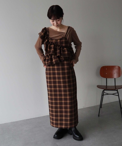 earth music&ecology(アースミュージックアンドエコロジー)の「【2025AW】2wayフリルチェックキャミワンピース(ワンピース・レディース・ブラック/ブラウン・FREE)」の3枚目の写真