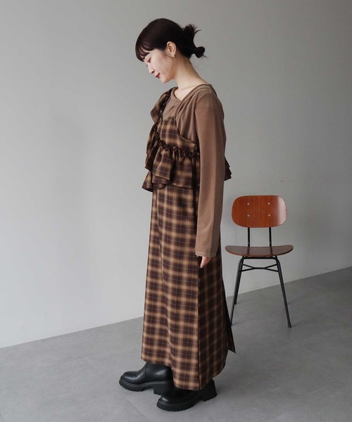 earth music&ecology(アースミュージックアンドエコロジー)の「【2025AW】2wayフリルチェックキャミワンピース(ワンピース・レディース・ブラック/ブラウン・FREE)」の4枚目の写真
