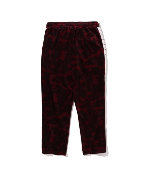 A BATHING APE（アベイシングエイプ）の「SOLID CAMO VELOUR METAL ONE POINT RELAXED FIT TRACK PANTS（その他パンツ・メンズ・バーガンディー/ブラック・LARGE/SMALL/MEDIUM/X-LARGE）」の4枚目の写真