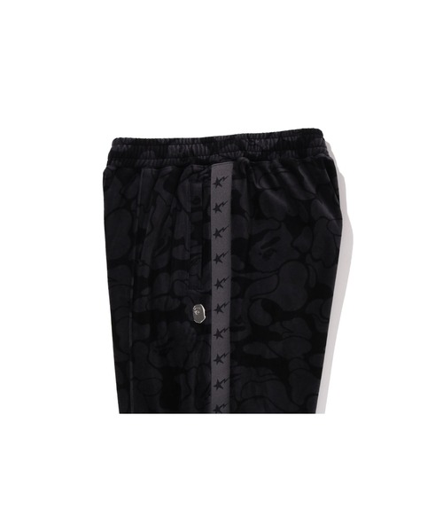 A BATHING APE（アベイシングエイプ）の「SOLID CAMO VELOUR METAL ONE POINT RELAXED FIT TRACK PANTS（その他パンツ・メンズ・バーガンディー/ブラック・LARGE/SMALL/MEDIUM/X-LARGE）」の5枚目の写真