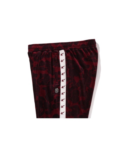 A BATHING APE（アベイシングエイプ）の「SOLID CAMO VELOUR METAL ONE POINT RELAXED FIT TRACK PANTS（その他パンツ・メンズ・バーガンディー/ブラック・LARGE/SMALL/MEDIUM/X-LARGE）」の6枚目の写真