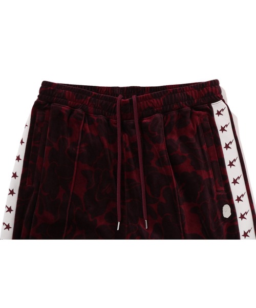 A BATHING APE（アベイシングエイプ）の「SOLID CAMO VELOUR METAL ONE POINT RELAXED FIT TRACK PANTS（その他パンツ・メンズ・バーガンディー/ブラック・LARGE/SMALL/MEDIUM/X-LARGE）」の10枚目の写真