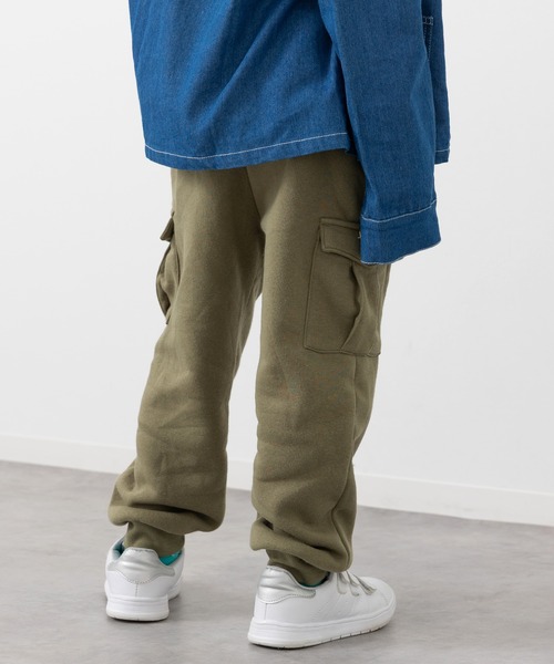 chil2（チルツー）の「裏起毛 カーゴパンツ（カーゴパンツ・キッズ・ネイビー/ブラック/カーキ・90cm/100cm/110cm/120cm/130cm/140cm/150cm）」の6枚目の写真