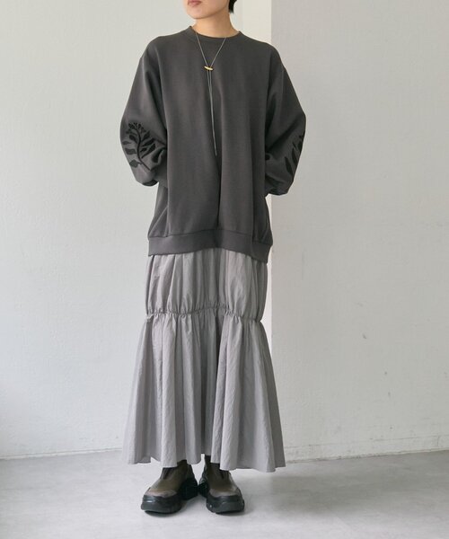 ear PAPILLONNER（イアパピヨネ）の「ドッキング刺繍ワンピース【SUM1 STYLE】（ワンピース・レディース・グレー・FREE）」の2枚目の写真