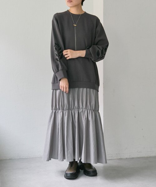 ear PAPILLONNER（イアパピヨネ）の「ドッキング刺繍ワンピース【SUM1 STYLE】（ワンピース・レディース・グレー・FREE）」の3枚目の写真